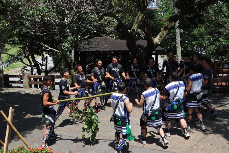 豐濱鄉辦演唱會並宣告豐年祭啟動（1） 0403地震影響，花蓮觀光受創嚴重，豐濱鄉公所為提 振觀光，將於8、9月推出Romadiw演唱會、市集，19 日舉行記者會宣傳，同時宣告花蓮東海岸部落豐年祭 正式啟動。 中央社記者李先鳳攝  113年6月19日 