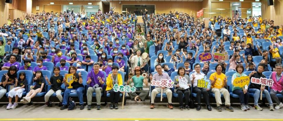 《圖說》淡水區公所結合淡水偏遠地區各校，帶孩子到公所表演廳欣賞身聲劇場「在大水之中」精彩藝文表演活動，前排右七為淡水區長巫宗仁。〈淡水區公所提供〉