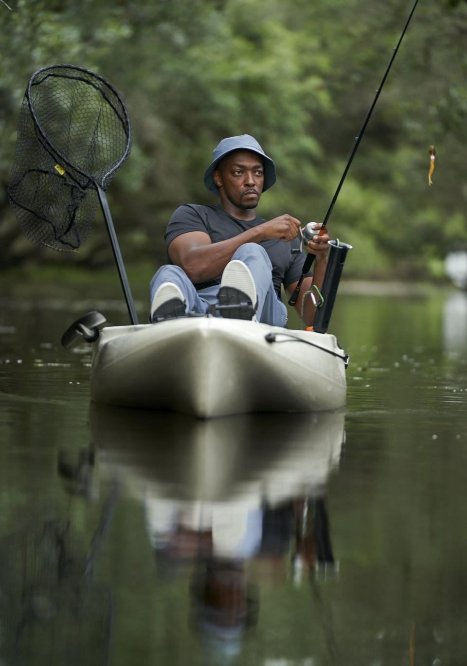 En esta imagen proporcionada por National Geographic, el actor y presentador Anthony Mackie pesca desde su kayak en los pantanos cerca de Violet, Luisiana, durante el rodaje de "Shark Beach with Anthony Mackie". (Brian Roedel/National Geographic via AP)