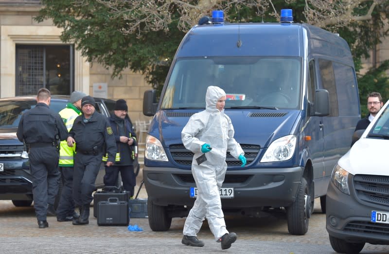 Un experto forense camina delante del palacio de Gruenes Gewoelbe en Dresde, Alemania, el 25 de noviembre de 2019.