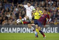 Barcelona's Neymar (R) and AC Milan's Riccardo Montolivo challenge for the ball during their Champions League soccer match at Nou Camp stadium in Barcelona Novenber 6, 2013. REUTERS/Albert Gea (SPAIN - Tags: SPORT SOCCER)