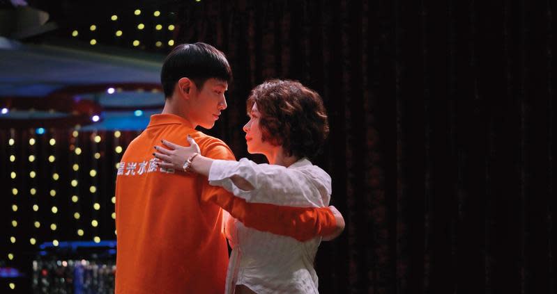 徐若瑄（右）飾演的旅館副理展現熟女魅力，與柯震東（左）浪漫共舞。（甲上提供）
