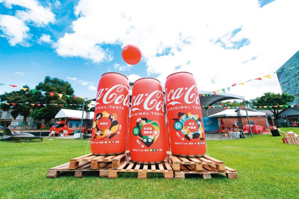 可口可樂今夏限定的「和在玩瓶」上市，7/2、7/3並在華山打造一座有4大遊樂區的獨特樂園。
