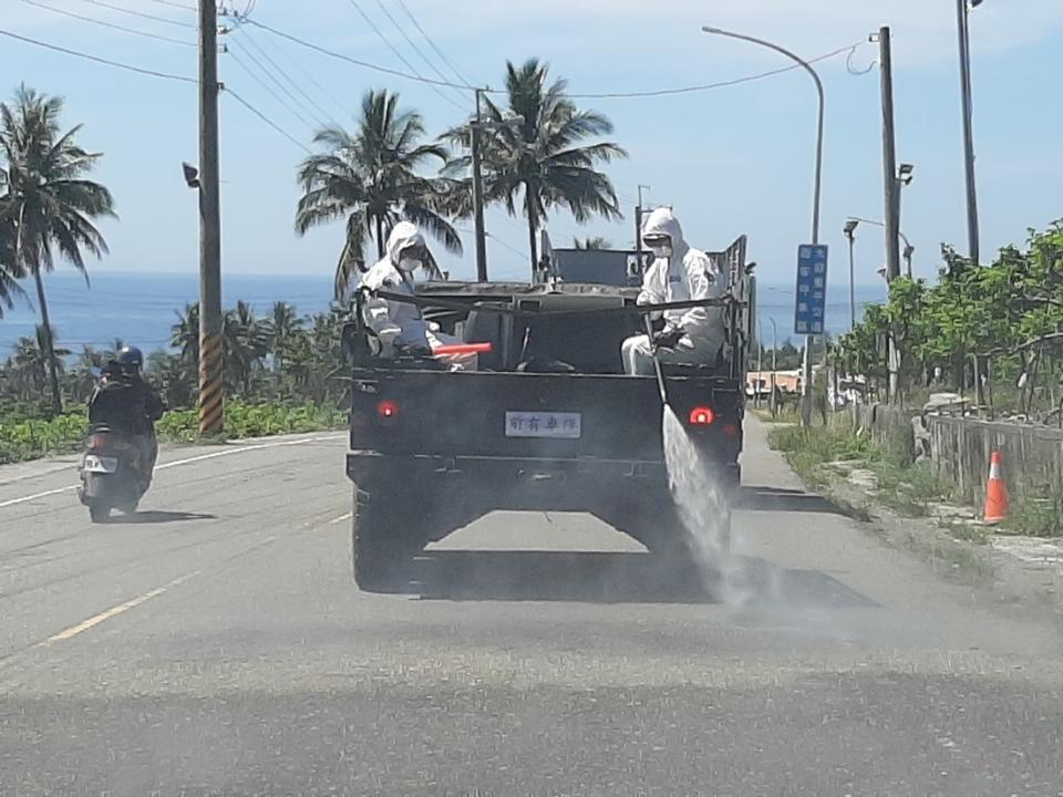 為防止疫情擴大，臺東縣府協調國軍化學兵與臺東縣消毒防疫大隊，10日執行全臺東市防疫大消毒。