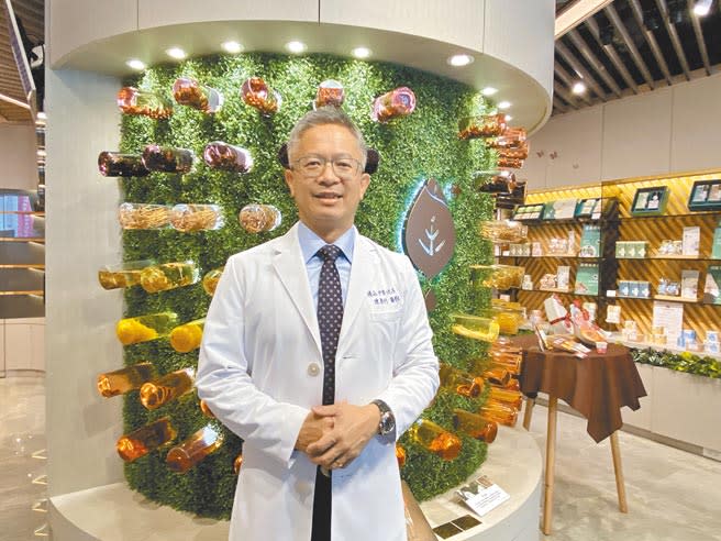 陳勇利有25年的中西醫臨床經驗，透過中醫師調配技術把中草藥和世界各地養生常用花草調配成平時就可養生的花草茶，以及植萃皂內服外用養生又養顏。（馮惠宜攝）