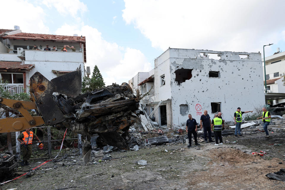 Une voiture incendiée et des bâtiments endommagés dans le district de Haifi en Israël après une frappe du Hezbollah libanais le 22 septembre 2024. 