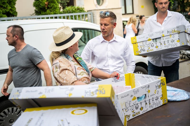 Peter Magyar delivers aid to the children's hospital in Kyiv