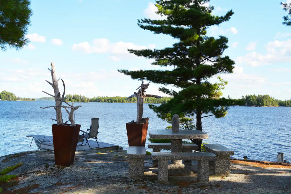 Das Schwimmdock auf Rainy Lake Island. - Copyright: Private Islands Inc.