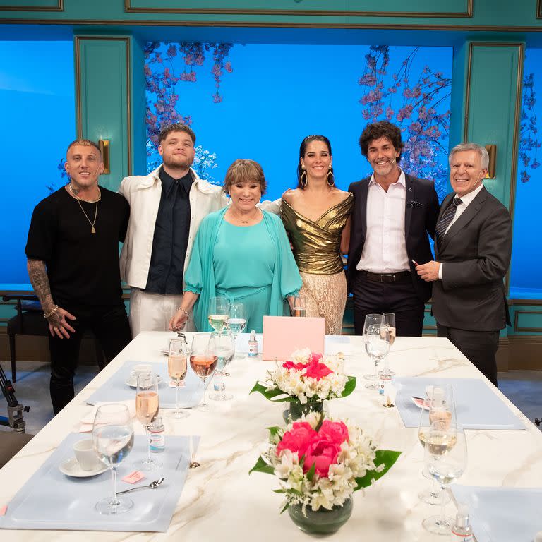 Juana Viale con los invitados de este domingo