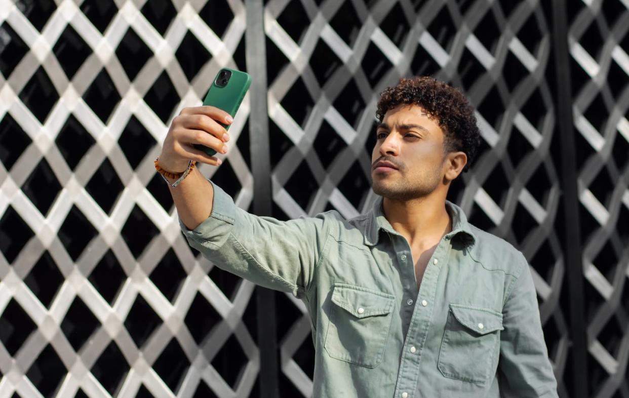 <a href="https://www.shutterstock.com/es/image-photo/latin-american-man-taking-selfie-patterned-2170085417" rel="nofollow noopener" target="_blank" data-ylk="slk:Ernesto chi / Shutterstock;elm:context_link;itc:0;sec:content-canvas" class="link ">Ernesto chi / Shutterstock</a>