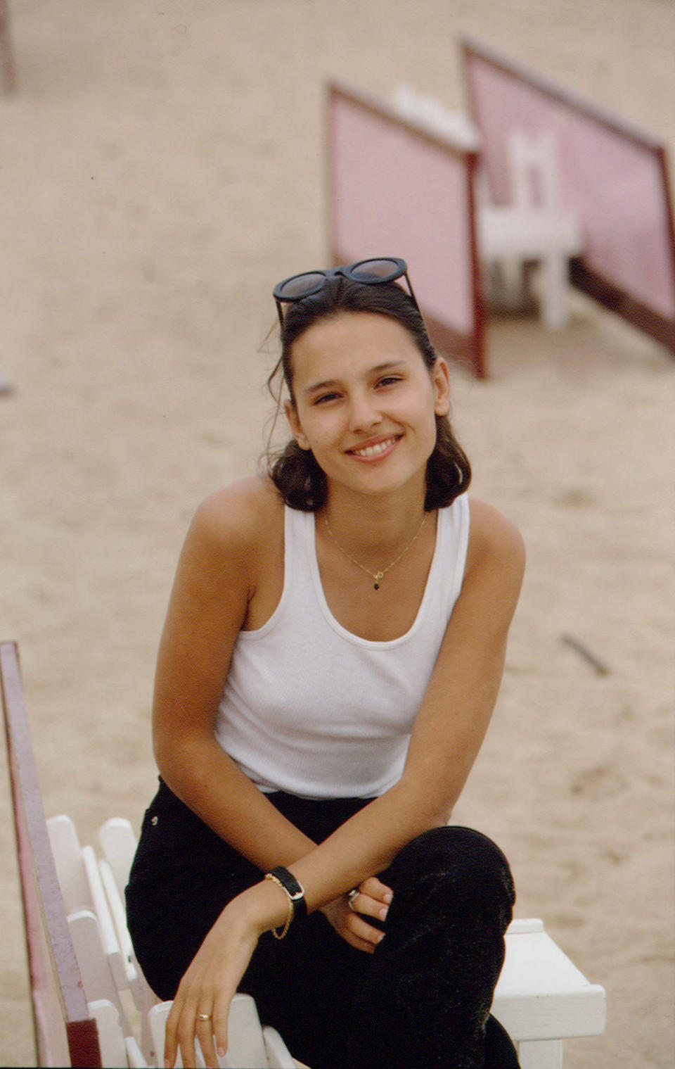 Virginie Ledoyen a quatorze ans lorsqu’elle tourne <em>Le voleur d’enfants</em>, sorti en 1994. Dans ce film situé en 1925, Marcello Mastroianni incarne un riche colonel argentin en exil à Paris, qui vole les enfants des autres car il ne peut en avoir avec sa compagne. La vie du couple bascule lorsqu’un ami de l’ancien militaire lui demande d’acheter Gabrielle, sa fille de 16 ans incarnée par Virginie Ledoyen. Lors d’une scène du long-métrage, l’adolescente embrasse Marcello Mastroianni, de 52 ans son aîné. Durant le tournage, la jeune comédienne a pu compter sur la bienveillance de son partenaire. "<em>Ça n’avait jamais rien d’ambigu et de malsain parce que l’homme était</em> […] <em>incroyablement respectueux"</em>, affirme l’actrice sur le plateau d’On n’est pas couché en 2007. (Photo by Micheline Pelletier/Sygma via Getty Images)