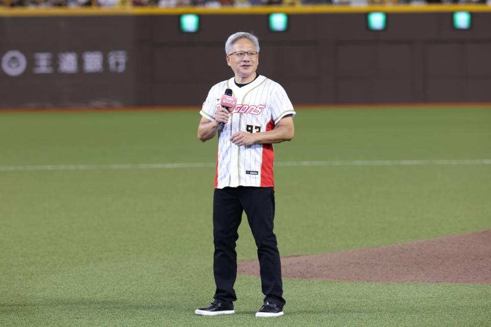 AI教父輝達（NVIDIA）創辦人兼執行長黃仁勳，今（1日）受邀出席IPC龍頭研華（2395）的棒球家庭日，蒞臨台北大巨蛋味全龍隊主場，開球前的致詞，他對台灣多家科技大廠表達感謝之意。廖瑞祥攝