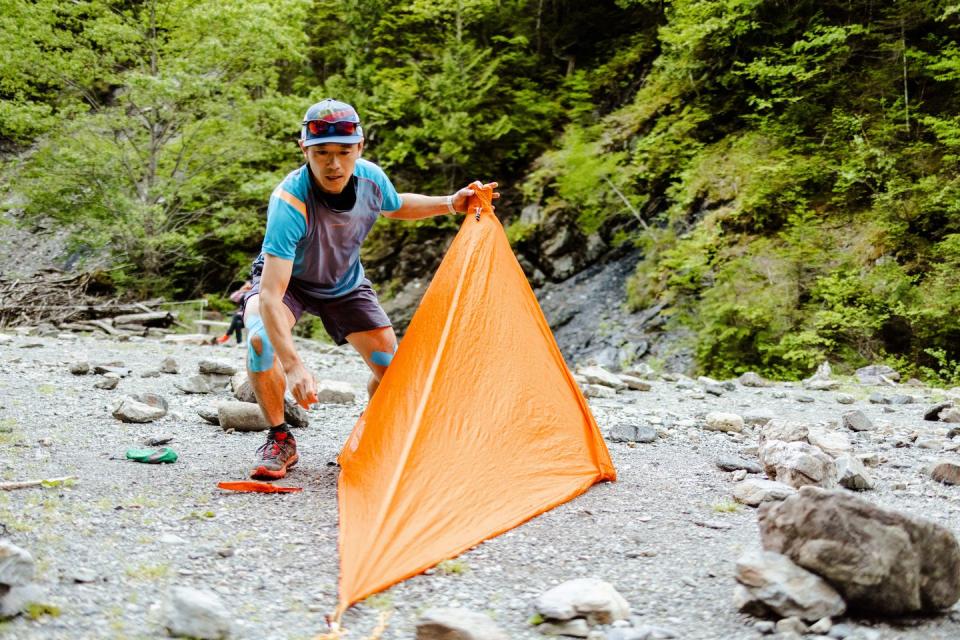 shogo mochizuki, nicknamed the king, assembles his tent during the trans japan ultra selection event