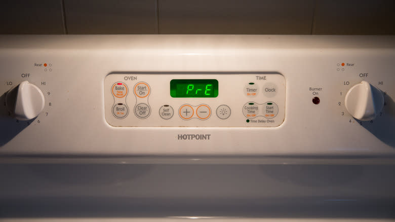 oven display showing preheat symbol 