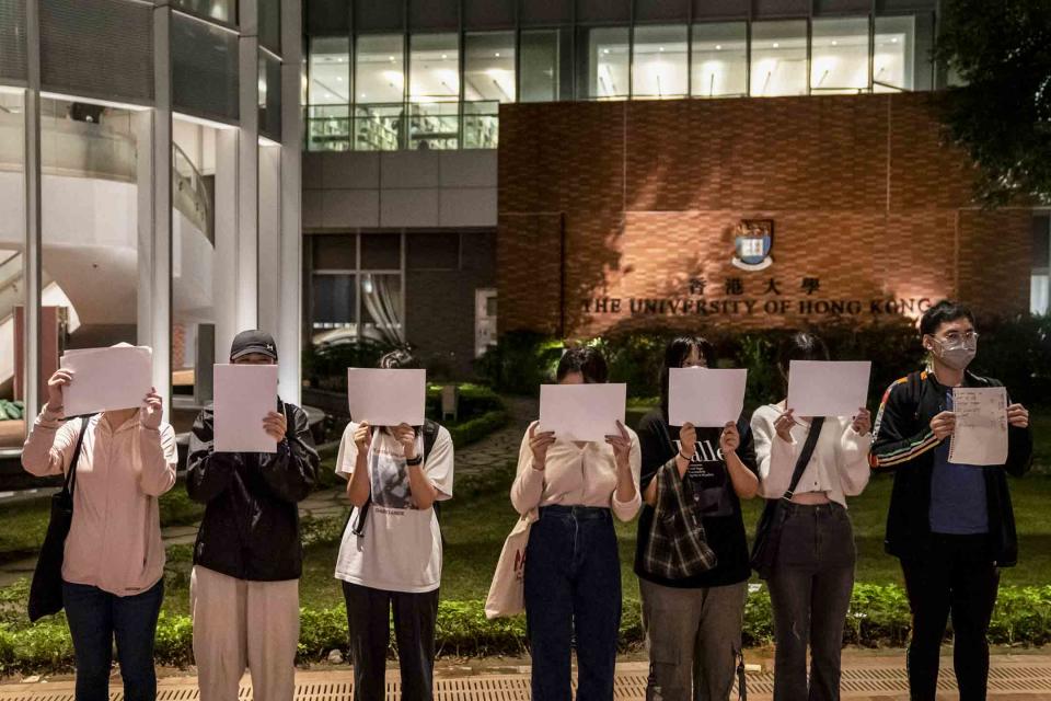 2022年11月29日晚上，香港大學校園有人發起聲援中國反封管抗議的行動。