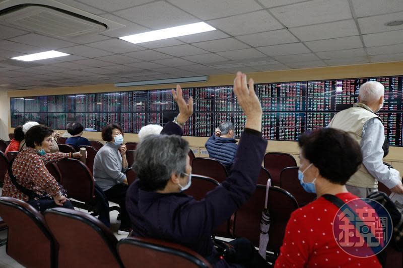 近期股市熱絡，股票投資幾乎快成為全民運動。（示意圖，本刊資料照）