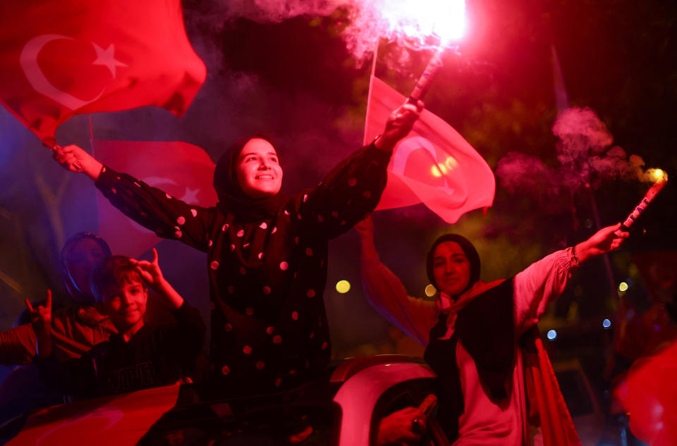 Bereits am frühen Abend füllten seine Anhänger Straßen in türkischen Städten (Bild: REUTERS/Hannah McKay)