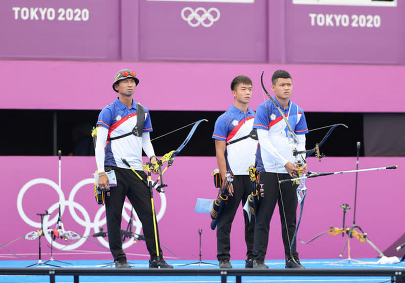 射箭男團選手，左至右分別為魏均珩、鄧宇成和湯智鈞。中華奧會提供