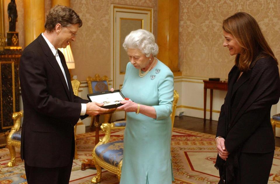 <p>Queen Elizabeth presented Bill Gates with an honorary knighthood in recognition of his charitable donations in Commonwealth countries in 2005.</p>