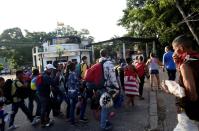 IMAGEN DE ARCHIVO. Migrantes venezolanos caminan hacia la frontera con Colombia, en medio del brote de coronavirus, en San Cristóbal, Venezuela