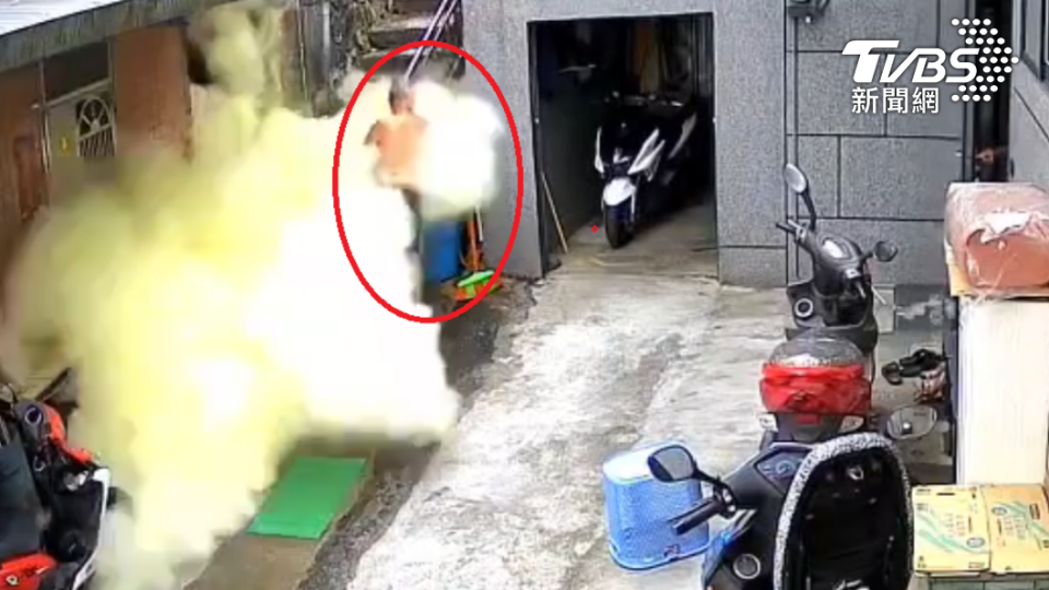 男子旁邊的滅火器突爆炸。（圖／TVBS） 驚險畫面曝！基隆住家滅火器突爆炸　粉末噴飛男子逃一劫