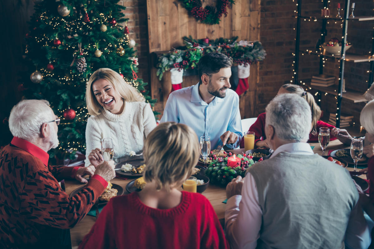 Family christmas party. Новый год семья. Новый год семейный праздник. Празднование Рождества. Рождество семья.