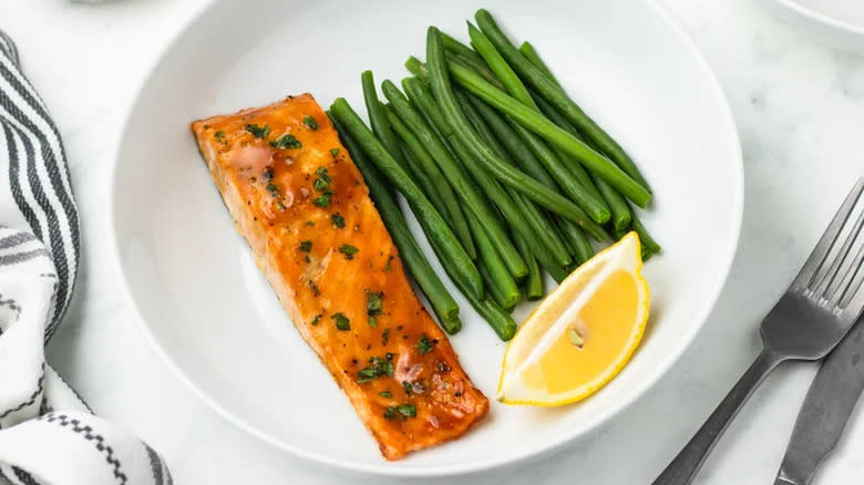 Glazed salmon fillet with green beans