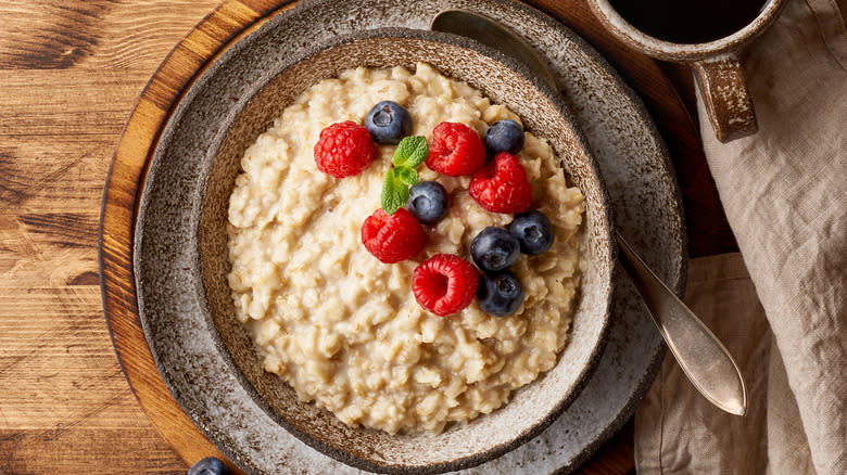 oatmeal with berries