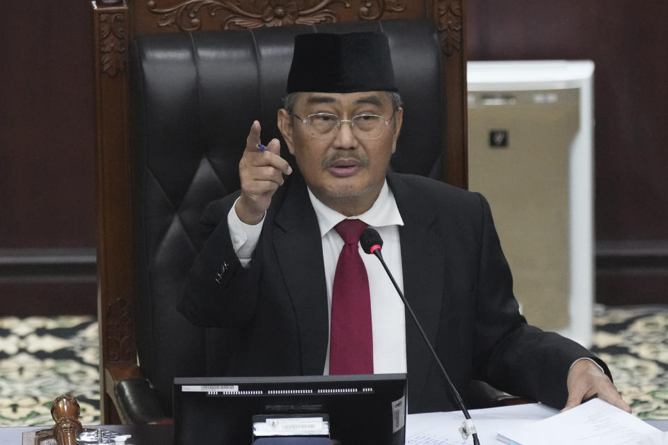 Chairman of the Constitutional Court's Ethic Council Jimly Asshiddiqie gestures as he delivers his verdict on the probe of ethic violations allegedly conducted by Chief Justice Anwar Usman, in Jakarta, Indonesia Tuesday, Nov. 7, 2023. (AP Photo/Tatan Syuflana)