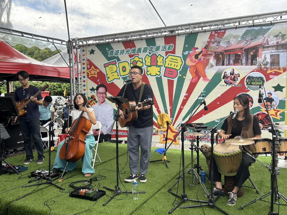 ▲近年來以作曲風格獨創及甚具批判性，農村武裝青年樂團登上芬園鄉的舞台帶給鄉親耳目一新的感受。（圖／記者周厚賢攝）