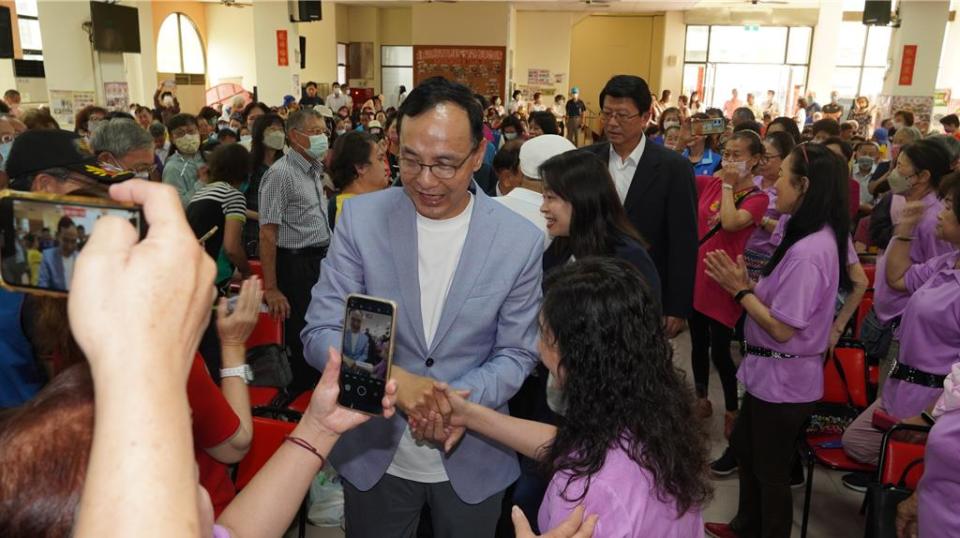 國民黨主席朱立倫受到台南市基層黨員熱烈歡迎。（寶智華攝）