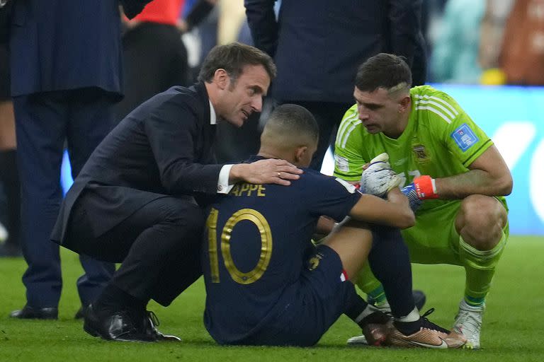 Macron y el "Dibu" Martínez consuelan a Mbappé tras la final del Mundial