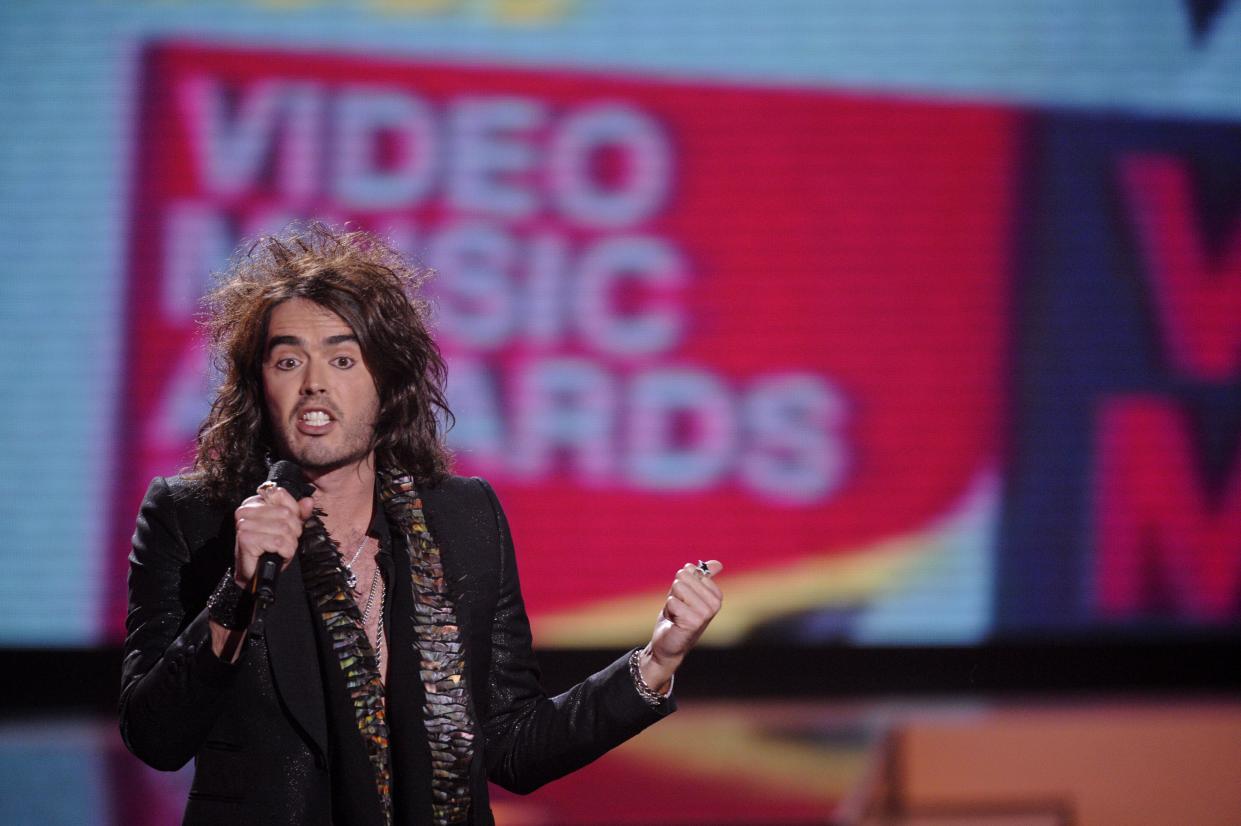 Russell Brand hosts the 2008 MTV Video Music Awards held at Paramount Pictures Studio Lot on Sunday, Sept. 7, 2008, in Los Angeles. (AP Photo/Kevork Djansezian)