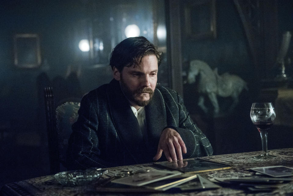 En esta imagen difundida por TNT, Daniel Brühl en una escena de "The Alienist". (Kata Vermes/TNT vía AP)