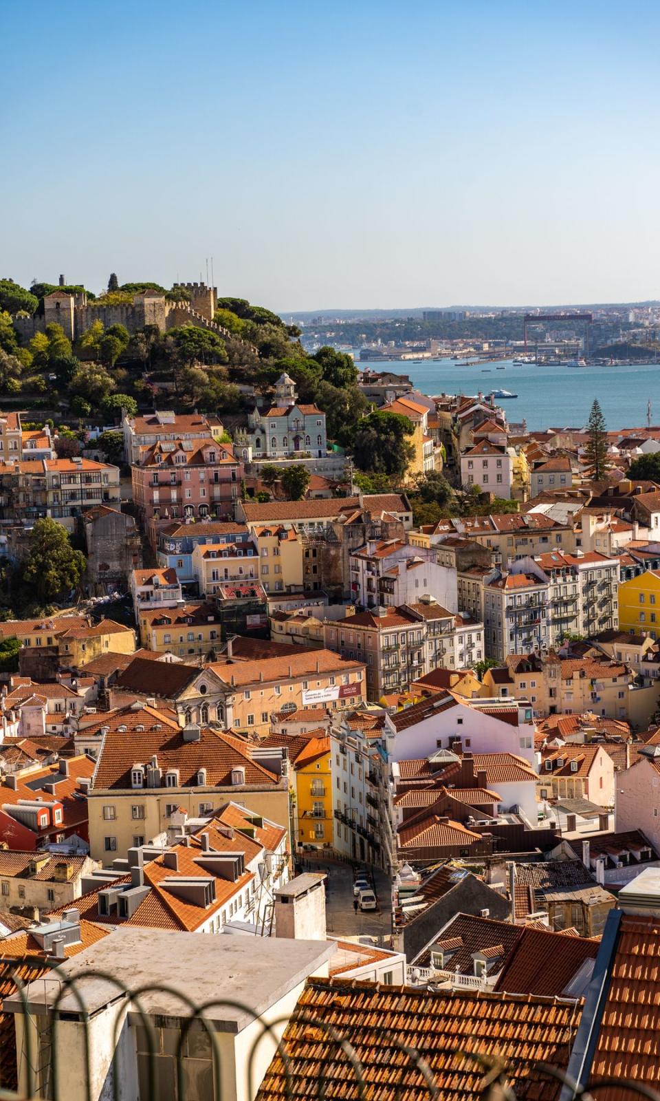 Vista de Lisboa desde uno de sus miradores con el Tajo de fondo