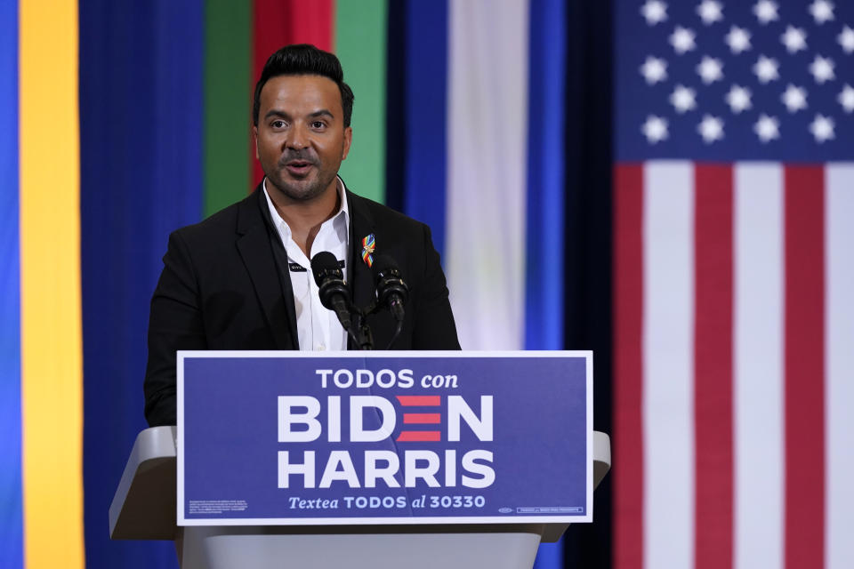 El cantante Luis Fonsi durante un evento del Mes de la Herencia Hispana en el que participó el candidato presidencial demórata Joe Biden el martes 15 de septiembre del 2020 en Kissimmee, Florida. (AP Foto/Patrick Semansky)