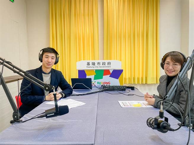 基隆市政府推出Podcast，由基隆市政府發言人余治明（左）主持，首集來演是社會處長楊玉欣（右）。（基隆市政府提供／張志康基隆傳真）