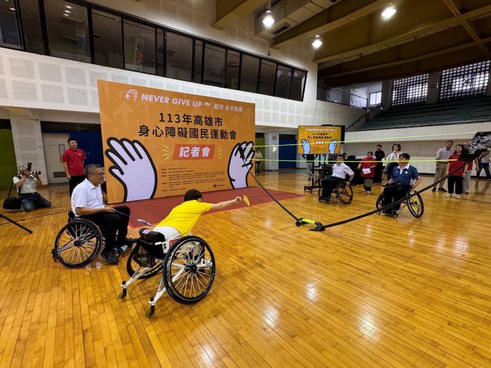 高雄市運動發展局長侯尊堯體驗坐輪椅打羽毛球。（圖：溫蘭魁攝）