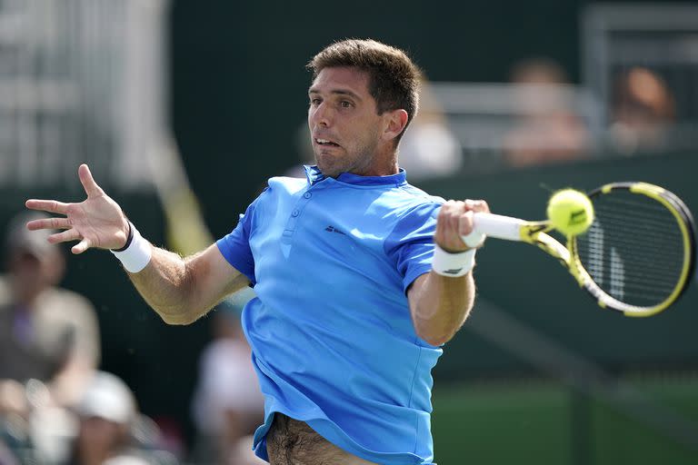 Puro esfuerzo, Federico Delbonis devuelve un golpe contra Yoshihito Nishioka.