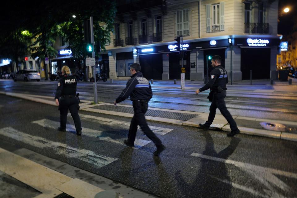 <span>Des agents de police municipale patrouille à Nice alors qu'un couvre-feu pour les mineurs de moins de 13 ans a été mis en place par un décret, le 2 avril 2024</span><div><span>Valery HACHE</span><span>AFP</span></div>