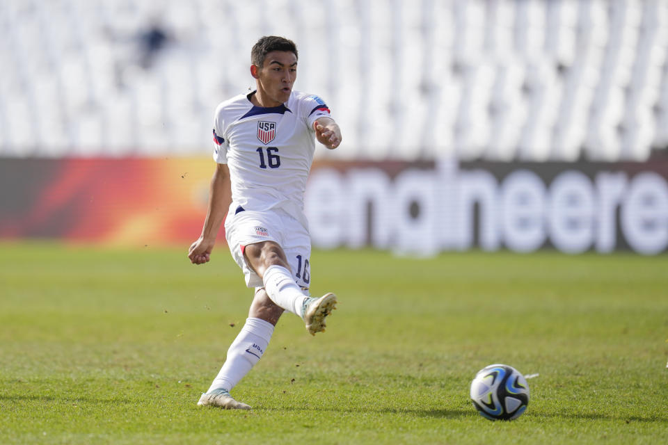 Owen Wolff de Estados Unidos remata al gol contra Nueva Zelanda por los octavos de final del Mundial Sub20 en el estadio Malvinas Argentinas de Mendoza, Argentina, martes 30 mayo, 2023. (AP Foto/Ricardo Mazalan)