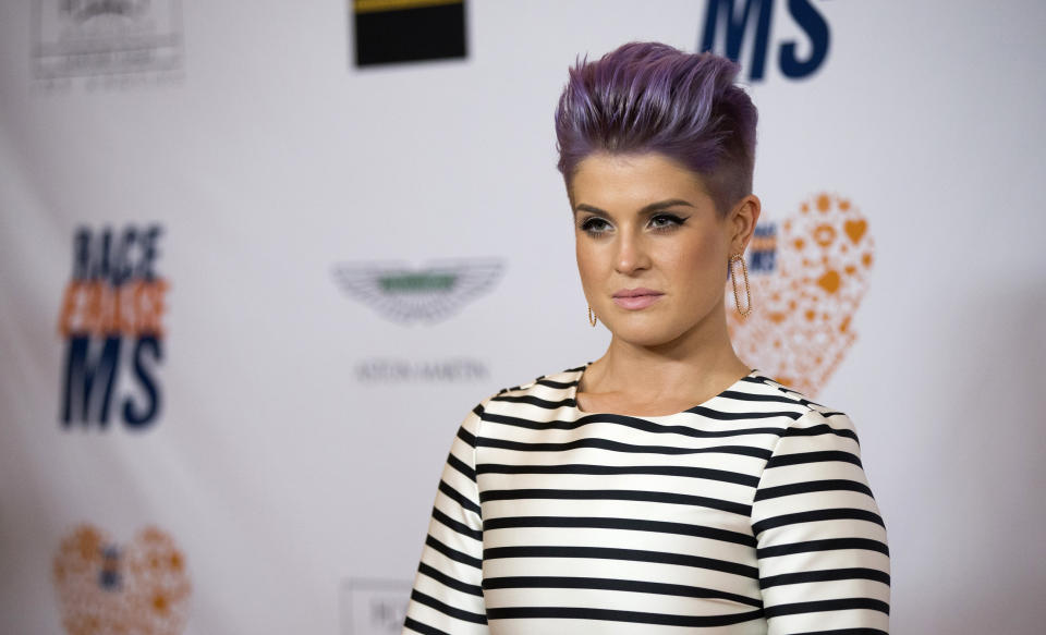 Television personality Kelly Osbourne poses at the 21st annual Race To Erase MS fundraiser in Los Angeles, California May 2, 2014. The acronym MS refers to the inflammatory disease multiple sclerosis. REUTERS/Mario Anzuoni (UNITED STATES - Tags: ENTERTAINMENT)