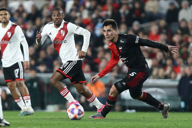 Con la mirada siempre en la pelota, De la Cruz tocó y busca la descarga; el uruguayo inició más tarde la pretemporada, se repuso a una sinovitis en una rodilla y es una de las figuras de un River avasallante.