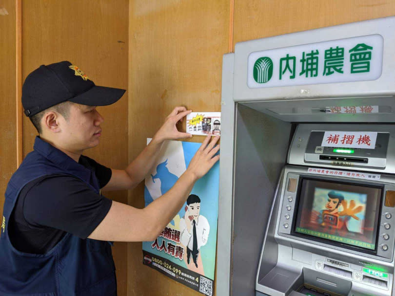 警方在轄區ATM所在處張貼警語警告車手。（圖／警方提供）