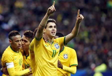 Brazil's Oscar (R) celebrates with team mates after scoring against France during their international friendly soccer match against France at the Stade de France, in Saint-Denis, near Paris, March 26, 2015. REUTERS/Charles Platiau