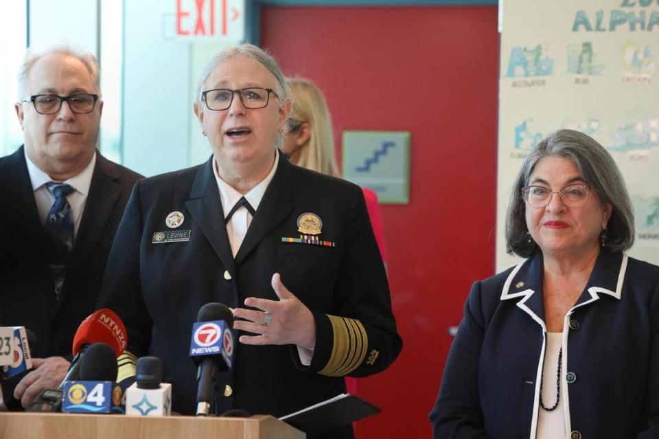 La almirante Rachel Levine, secretaria adjunta de Salud del Departamento de Salud y Servicios Humanos de Estados Unidos, habla durante una campaña de vacunación de niños menores de cinco años contra el COVID-19, el martes 28 de junio de 2022, en el Centro de Atención Médica Borinquen en Miami.