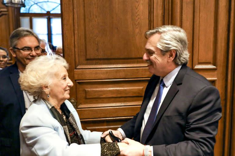 La titular de Abuelas de Plaza de Mayo defendió al presidente de las críticas de Nora Cortiñas