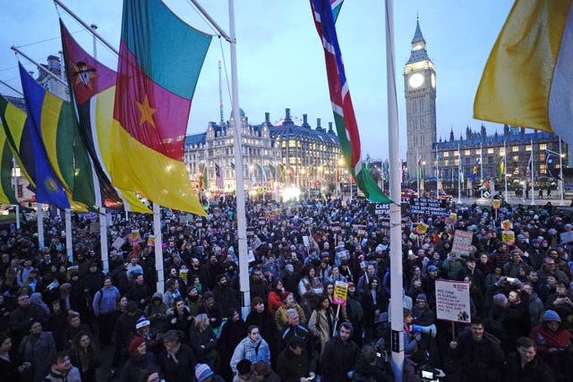 Los manifestantes protestan contra el proyecto de ley de migración ilegal en Parliament Square, Londres, durante la segunda lectura del proyecto de ley en la Cámara de los Comunes el lunes. 