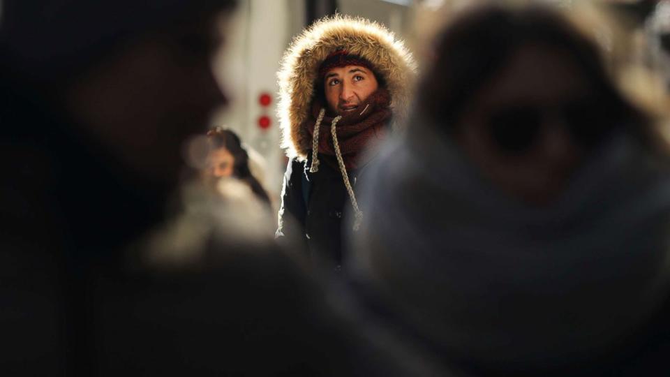 PHOTO: People walk through a frigid Manhattan, Dec. 28, 2017, in New York City.  (Spencer Platt/Getty Images)