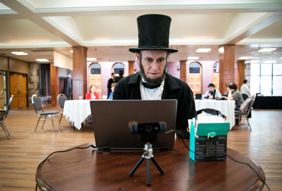 Kevin Wood, un présentateur d'histoire vivante d'Adrian, Michigan, habillé en ancien président américain Abraham Lincoln, prépare un appel Zoom au Riverfront Community Center lors de la conférence annuelle de l'Association of Lincoln Presenters à Leavenworth, Kansas, États-Unis, le 22 avril 2022. REUTERS /Al Drago